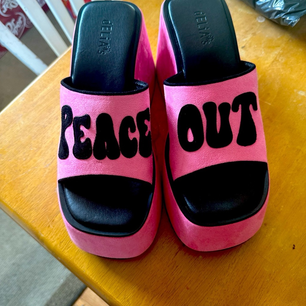 Delia*s platforms